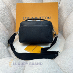 LOUIS VUITTON Messenger Bag